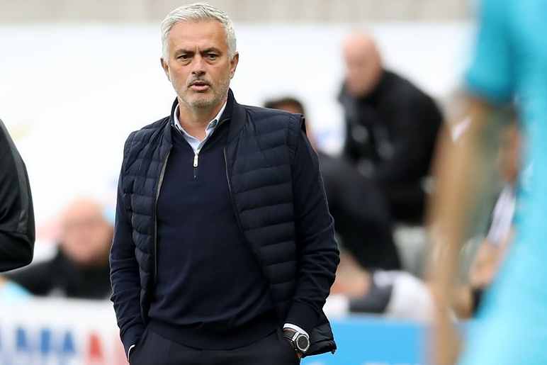 国际比赛日英超传出新动向，纽约尼克斯刷新队史纪录，管理层表态：更衣室稳定，临场指挥获称赞的简单介绍